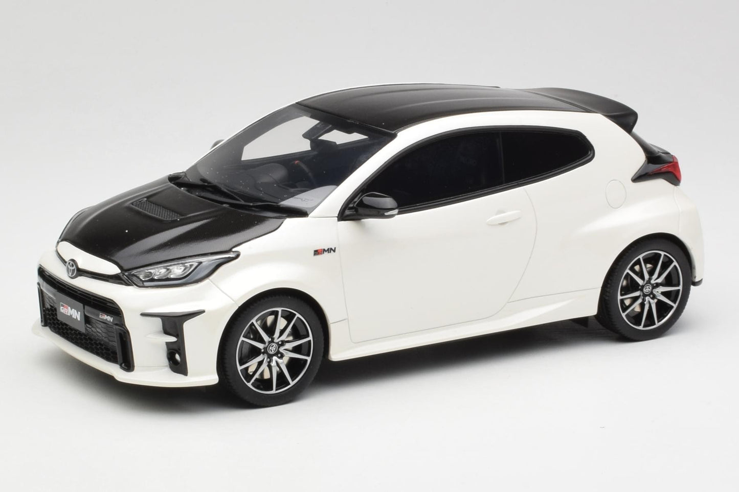 đ RendelĂ©sre Ă©rkezik â Toyota Yaris GRMN Rally Package 2022 â White/Black â 1:18 Otto-mobile